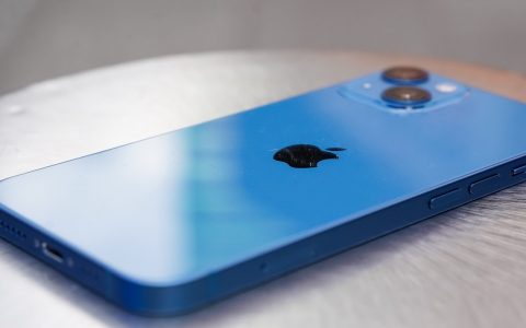 iPhone 13 (Azzurro), il prezzo crolla al minimo storico: sconto ALLUCINANTE