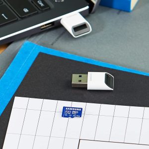 kit microSD Samsung 512GB con adattatore USB-A