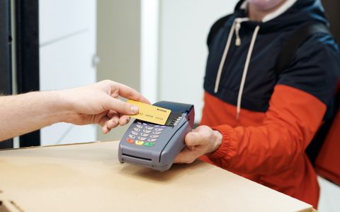Cresce l'uso delle carte di credito in Italia: ecco la migliore da richiedere gratis