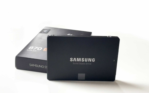 SSD Samsung 870 EVO, prestazioni veloci e affidabili: una BOMBA a pochi Euro